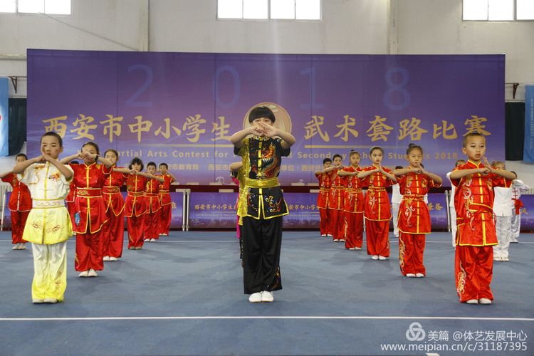 西安市中小学生武术套路比赛在外国语学校开幕